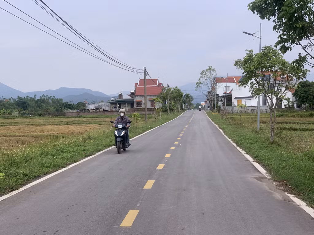 Những tuyến đường trải nhựa mềm mịn, thẳng tắp trên địa bàn xã Đông Ngũ.