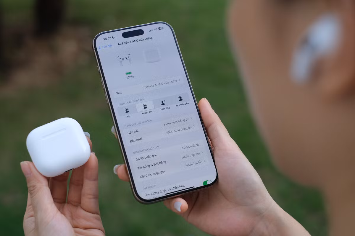 Các tinh chỉnh của AirPods 4 vẫn thực hiện qua mục cài đặt trên iPhone. Phiên bản ANC sẽ có các tùy chỉnh chống ồn chủ động tương tự AirPods Pro. Người dùng vẫn có thể tùy biến các thao tác bóp, vuốt để điều chỉnh âm lượng, bật tắt nhanh chống ồn hay mở chế độ xuyên âm trên AirPods 4.