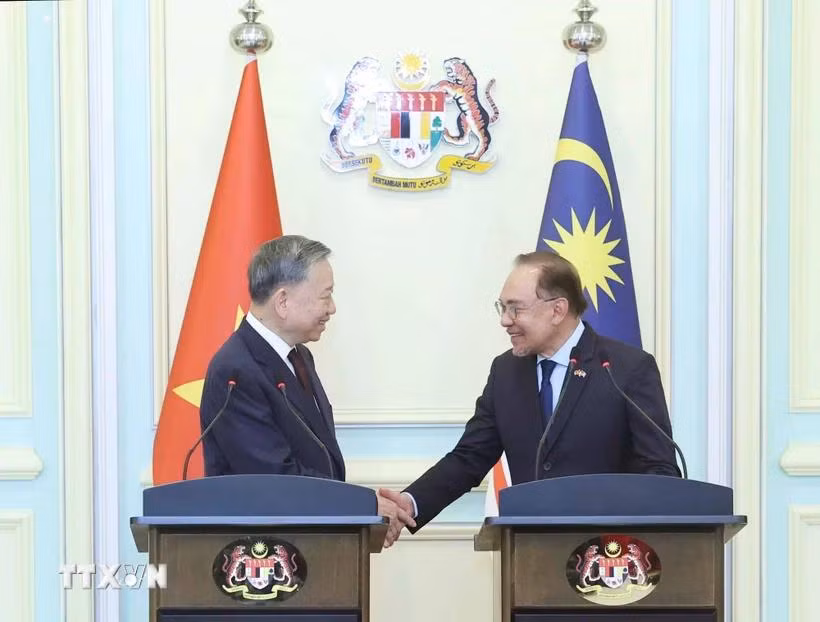 Tổng Bí thư Tô Lâm với Thủ tướng Malaysia Anwar Ibrahim tại buổi họp báo. (Ảnh: Thống Nhất/TTXVN)
