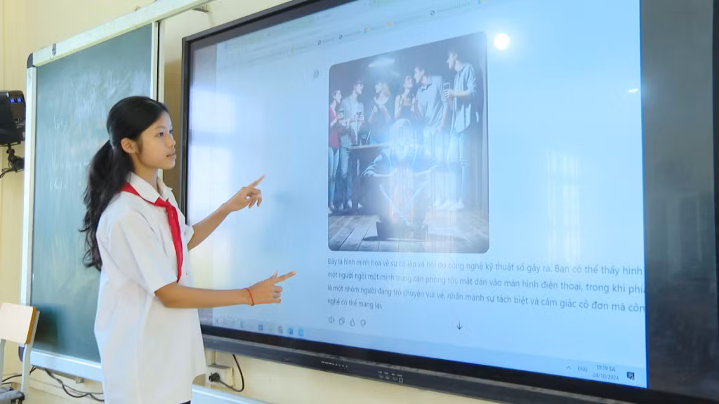 Đặng Thái Hân, học sinh Trường THCS Nguyễn Trãi (TP Uông Bí) làm bài tập trên bảng thông minh.