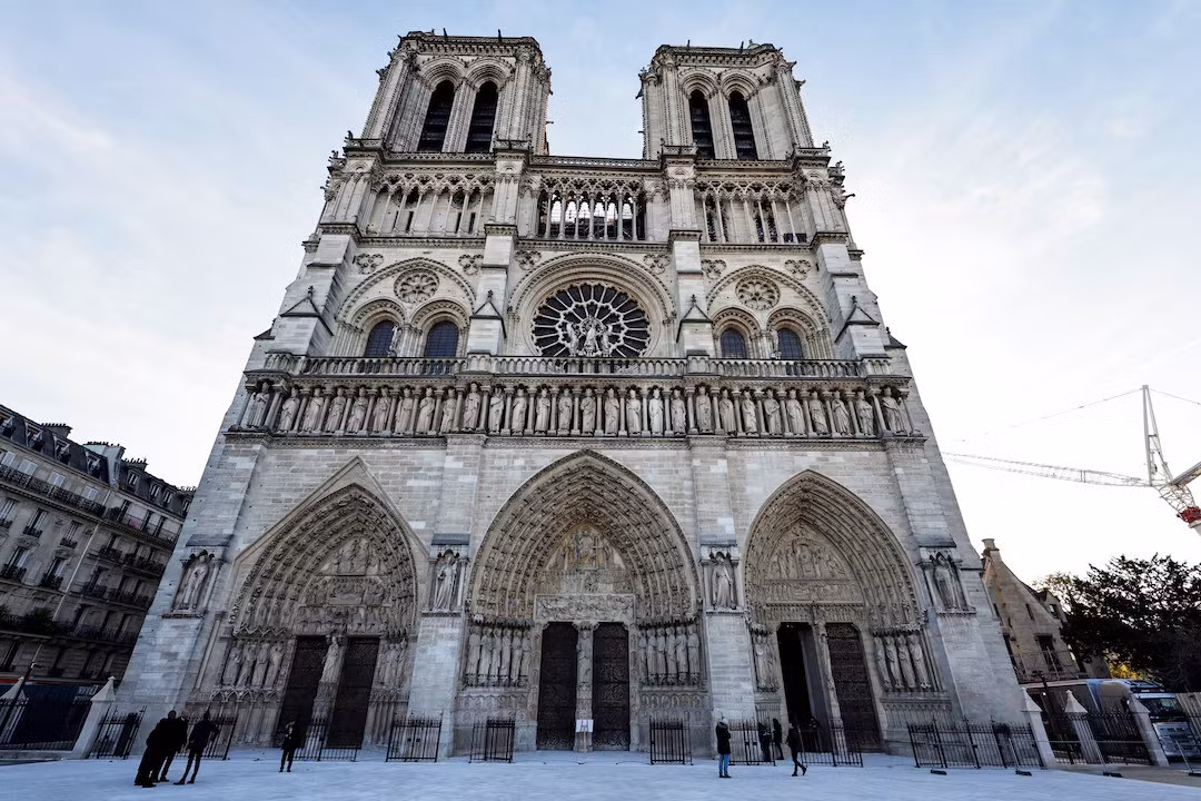 Mặt tiền của Nhà thờ Đức Bà Paris vào ngày 29/11 trước chuyến thăm của Tổng thống Pháp. Ảnh: Pool