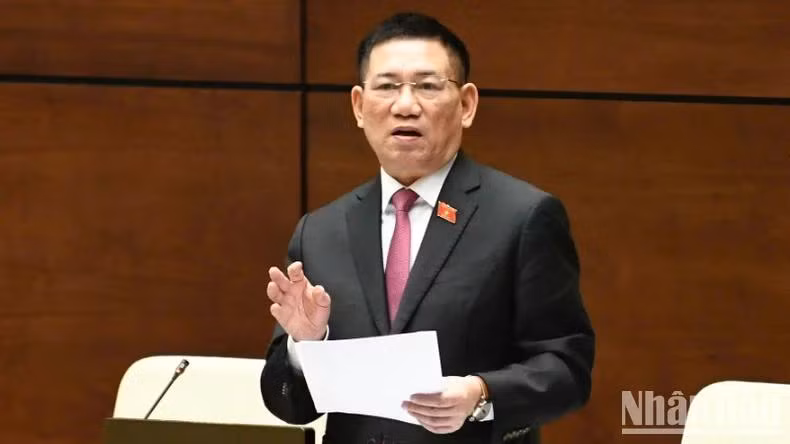 Phó Thủ tướng Chính phủ, Bộ trưởng Tài chính Hồ Đức Phớc giải trình, làm rõ một số vấn đề đại biểu Quốc hội nêu. (Ảnh: DUY LINH)