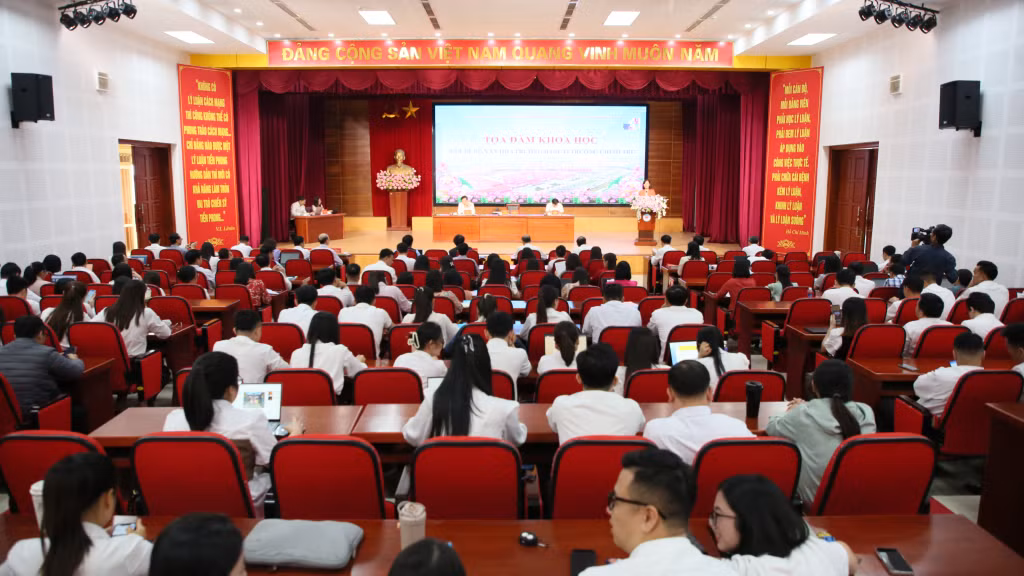 Quang cảnh buổi hội thảo về xây dựng và phát triển các trường chính trị của Cụm thi đua các trường chính trị khu vực miền núi, biên giới phía Bắc.