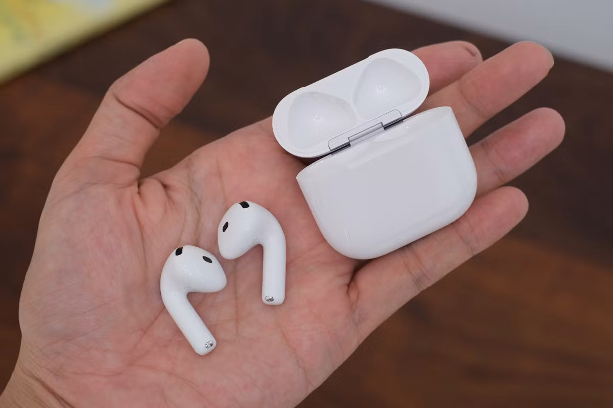 Không có khác biệt về chất âm giữa hai phiên bản AirPods 4 khi cùng trang bị chip H2, cấu tạo màng loa tương đồng. Tổng thể trải nghiệm âm thanh trên model mới không thay đổi quá nhiều so với thế hệ AirPods 3. Sự khác biệt chủ yếu ở âm bass khi phần âm trầm dày, đầy đặn hơn. Người nghe có thể cảm nhận rõ hơn sự tách bạch của các nhạc cụ trong khi âm cao không bị "chói" khi đặt ở các mức âm lượng cao. Điểm nổi bật nhất của tai nghe Apple vẫn là sự trung thực tổng thể khi nhắc đến âm thanh.