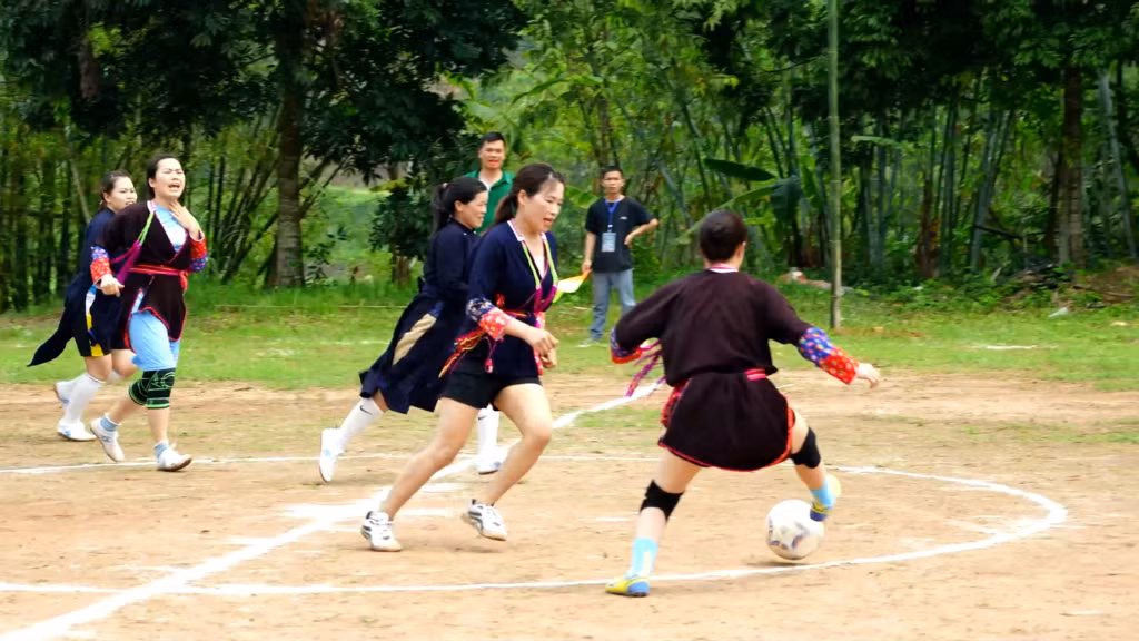 Giao lưu bóng đá nữ tại chợ phiên Hà Lâu (Tiên Yên).
