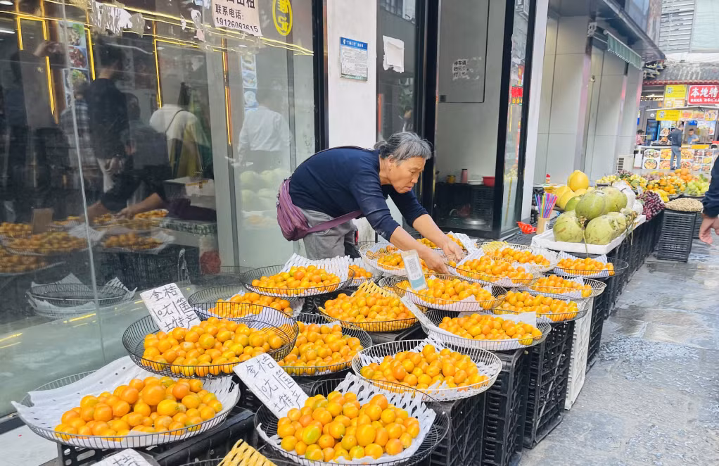 Phố Tây Dương Sóc có duy nhất một quầy bán quất ngọt mang đặc trưng của TP Quế Lâm.