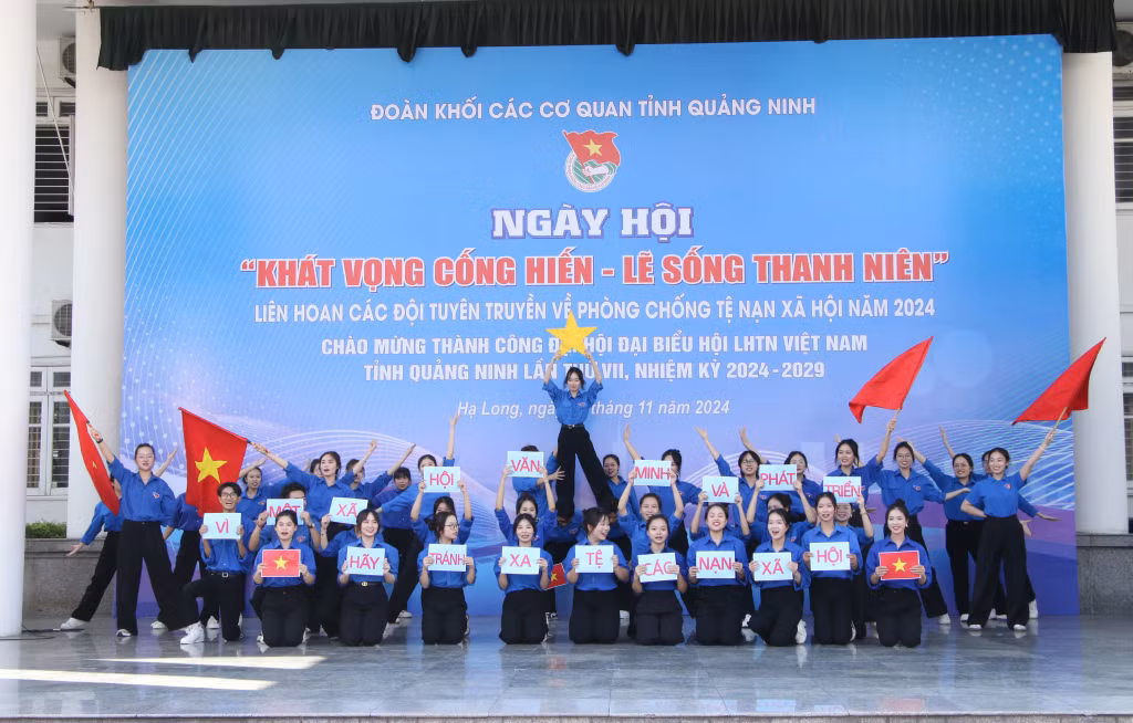 Phần thi tài năng của đội thi trường Đại học Hạ Long.