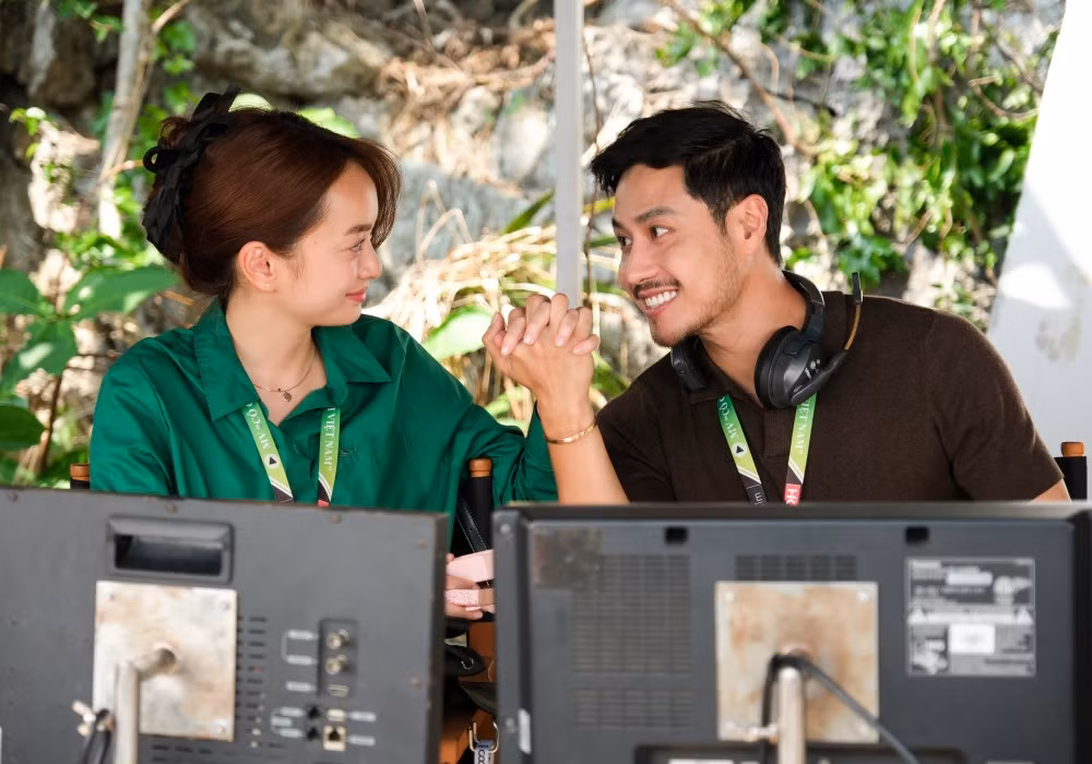 Diễn viên Thanh Sơn và Kaity Nguyễn trên phim trường.