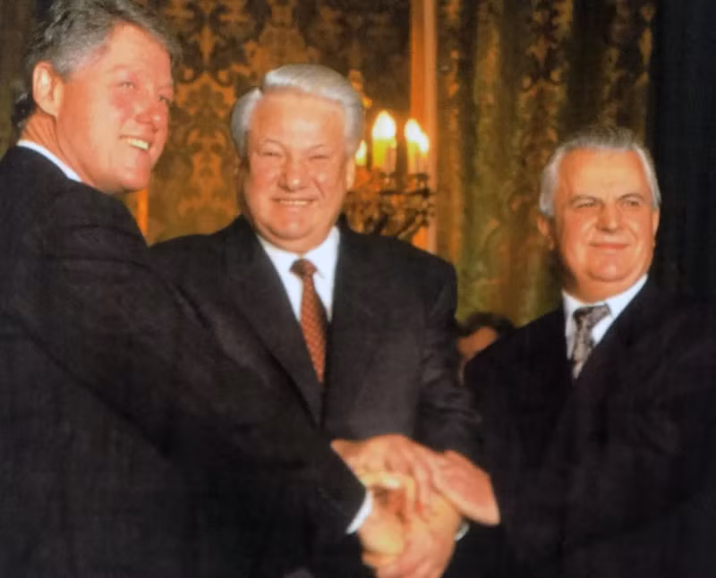 (Từ trái sang phải) Tổng thống Mỹ Bill Clinton, Tổng thống Nga Boris Yeltsin và Tổng thống Ukraine Leonid Kravchuk bắt tay nhau sau khi ký Hiệp định ba bên lịch sử tại Moskva, Nga vào ngày 14/1/1994. Ảnh: Getty Images