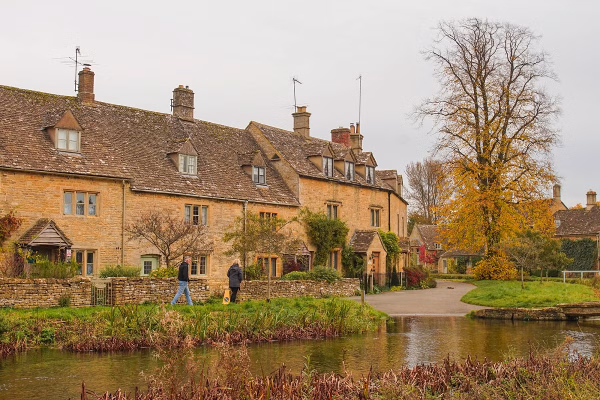 Lower Slaughter được xây dựng trên hai bờ sông Eye. Tên của làng bắt nguồn từ tiếng Anh cổ "slough", có nghĩa là "vùng đất ướt". Làng cũng có một dòng suối chảy chậm, với hai cầu đi bộ bắc qua. Dòng suối này cũng dẫn đến ngôi làng song sinh Upper Slaughter.