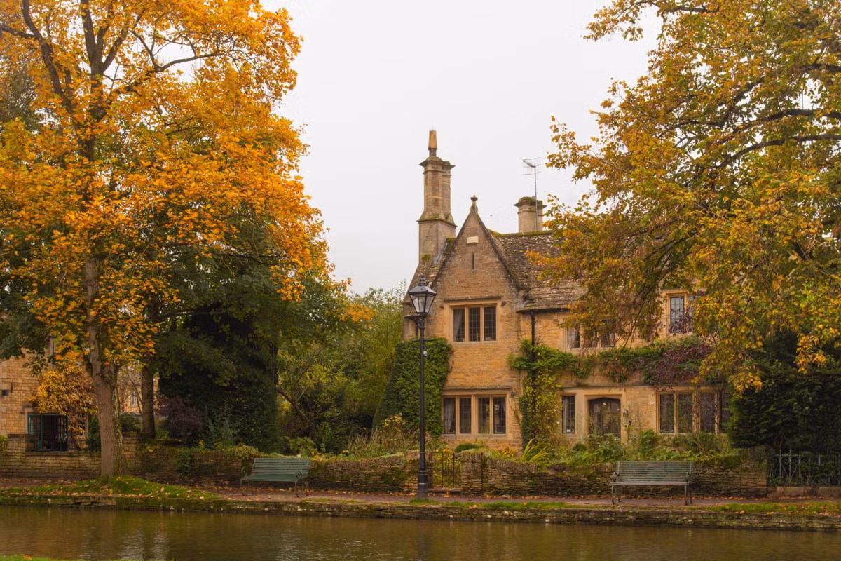 Được mệnh danh là "Venice của Cotswolds", ngôi làng có nhiều điểm tham quan, chụp ảnh và các cửa hàng, quán cà phê, trà, nhà hàng phục vụ du khách.Du khách có thể dành thời gian đi dọc sông Windrush thư giãn với 5 cây cầu mái vòm bắc qua. Bắt nguồn từ ngôi làng nhỏ Taddington cách đó 16 km, sông Windrush uốn khúc khoảng 56 km đến Newbridge ở Oxfordshire rồi đổ vào sông Thames.Trên ảnh là Victoria Hall - hội trường của làng, nằm bên dòng Windrush.