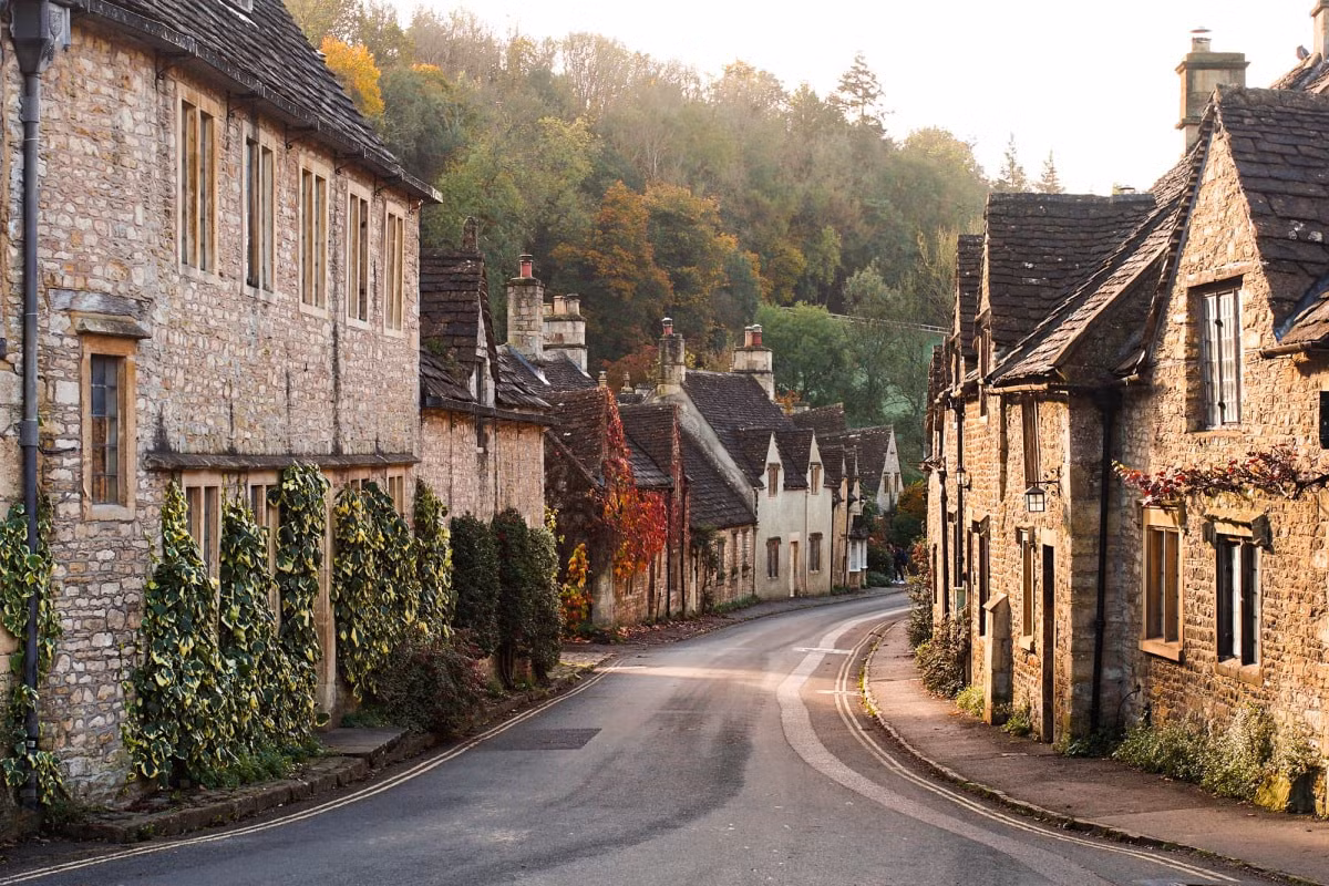 Trên ảnh là đường quê thanh bình ở Castle Combre, ngôi làng giáo xứ ở Wiltshire, cách Bath 16 km.Castle Combe có nhiều con đường đi bộ đẹp như tranh vẽ, thường xuyên xuất hiện trong các bộ phim tại Anh. Những bộ phim nổi tiếng từng quay tại làng có The Wolf Man, Stardust và War Horse của Stephen Spielberg.