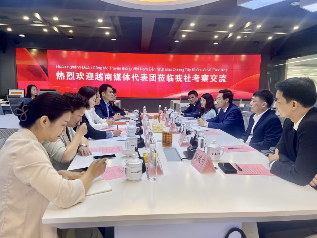 Quang cảnh buổi hội đàm hợp tác truyền thông giữa Trung tâm Truyền thông tỉnh Quảng Ninh và Tập đoàn Truyền thông Nhật báo Quảng Tây.