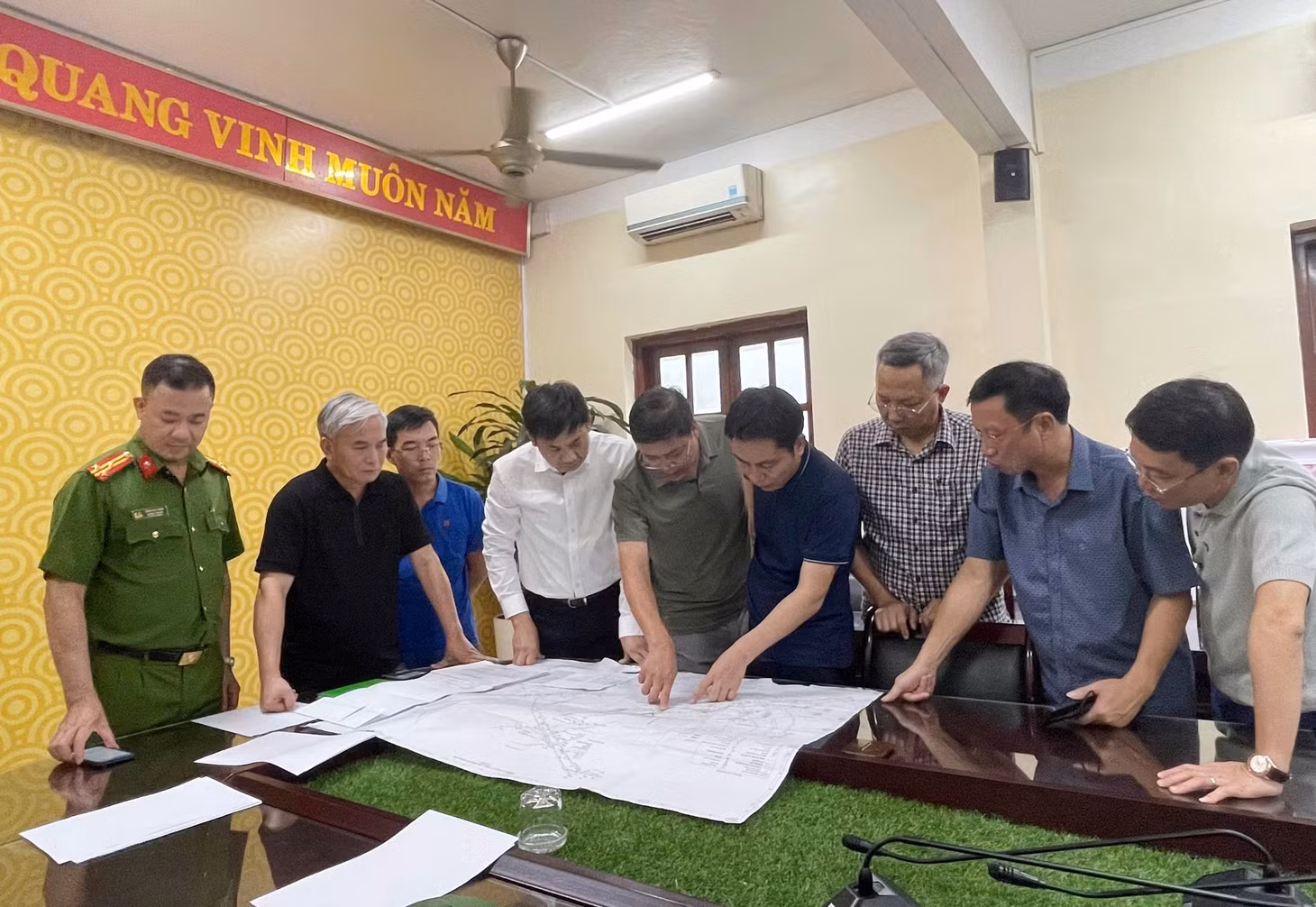 Đồng chí Nguyễn Văn Công, Phó Chủ tịch UBND tỉnh, cùng đoàn công tác của tỉnh, TKV đến hiện trường chỉ đạo triển khai công tác khắc phục sự cố.