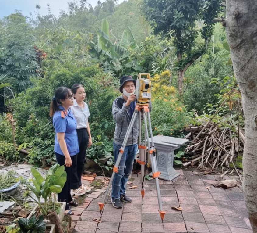 Kiểm sát viên Viện KSND khu vực 2 kiểm tra công tác đo đạc tại vị trí đất tranh chấp tại buổi xem xét, thẩm định tại chỗ, tháng 8/2025. Ảnh: Viện KSND khu vực 2
