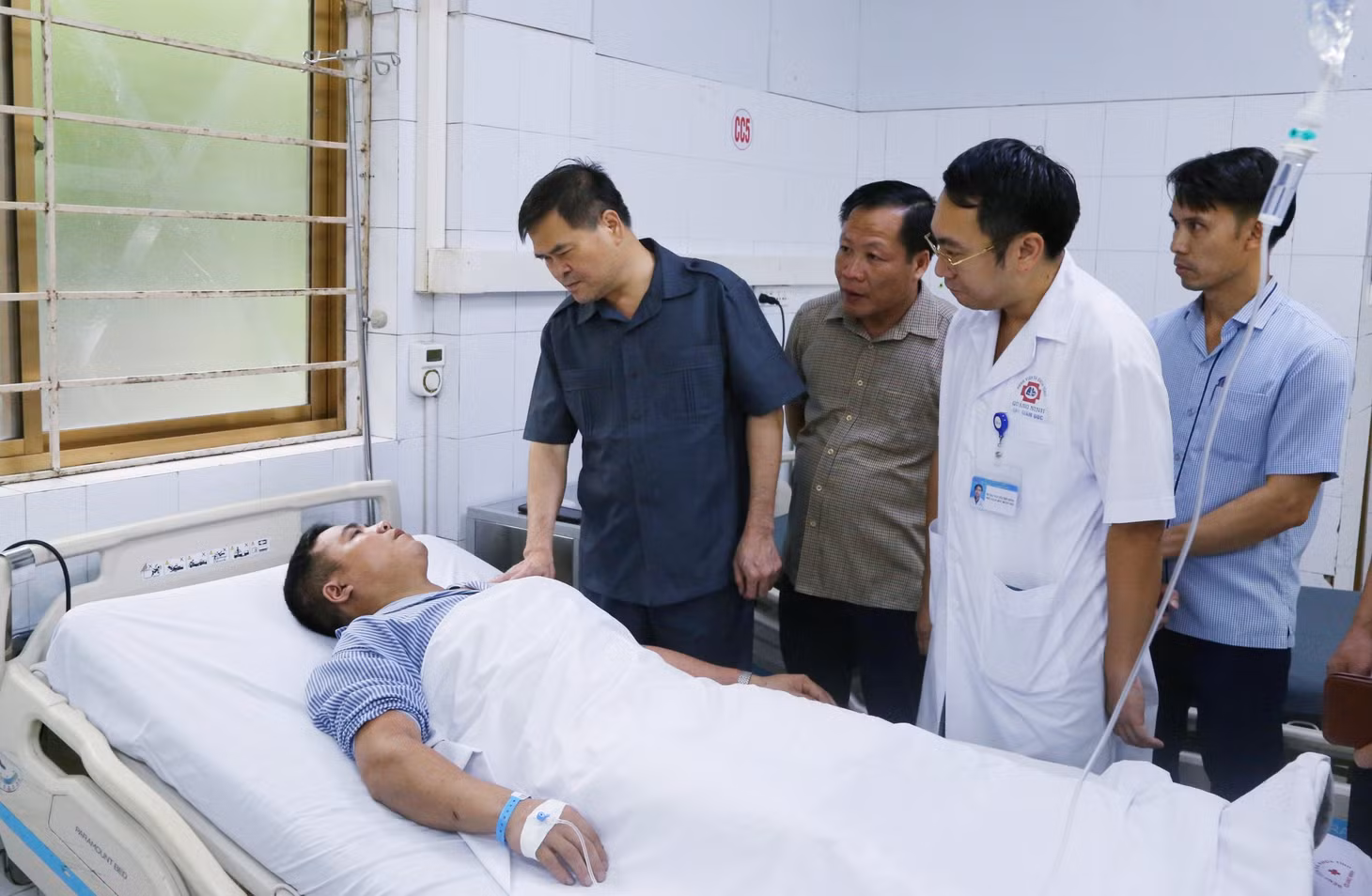 Đồng chí Chủ tịch UBND tỉnh động viên các công nhân yên tâm điều trị, tỉnh và ngành Y tế đảm bảo những điều kiện và tinh thần tốt nhất để điều trị, chăm sóc sức khỏe cho công nhân.