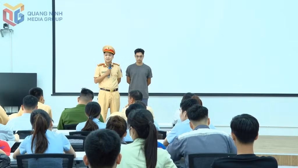 Cán bộ Đội CSGT Đường bộ số 1 (Phòng CSGT Công an tỉnh) tuyên truyền Luật Trật tự, ATGT đường bộ cho người lao động KCN Sông Khoai (phường Hiệp Hoà).