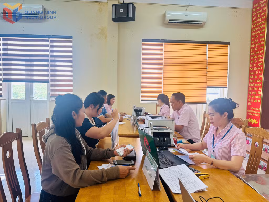 Cán bộ Ngân hàng Chính sách xã hội Cẩm Phả thực hiện giao dịch tại xã Hải Hòa. Ảnh: Cao Quỳnh