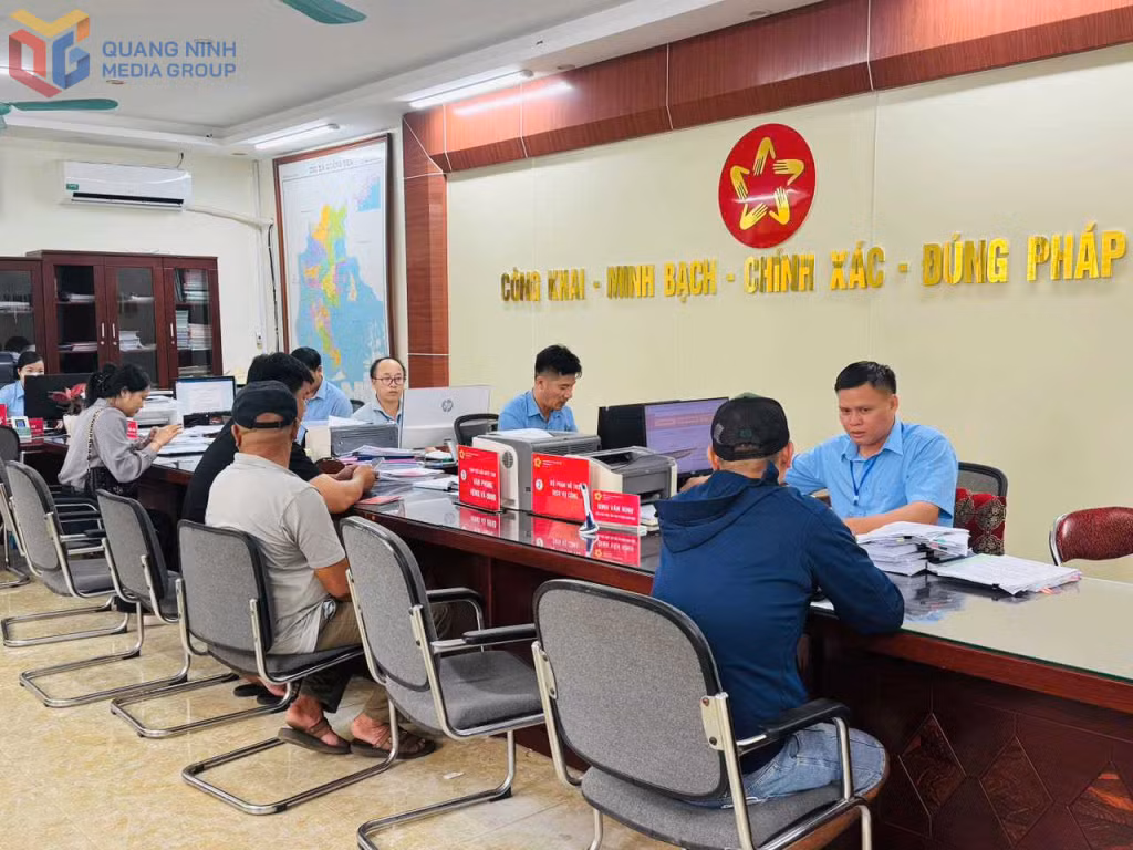 Người dân thực hiện TTHC tại Trung tâm Phục vụ hành chính công phường Đông Mai. Ảnh: Đơn vị cung cấp