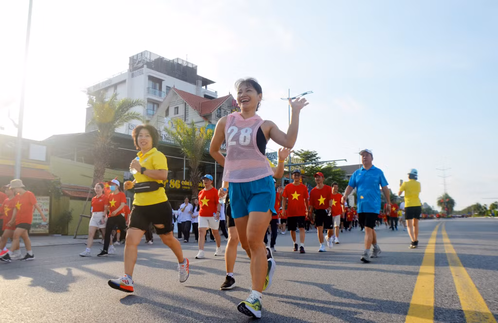 Vẻ đẹp, sự khỏe khoắn của các runner trên đường chạy.