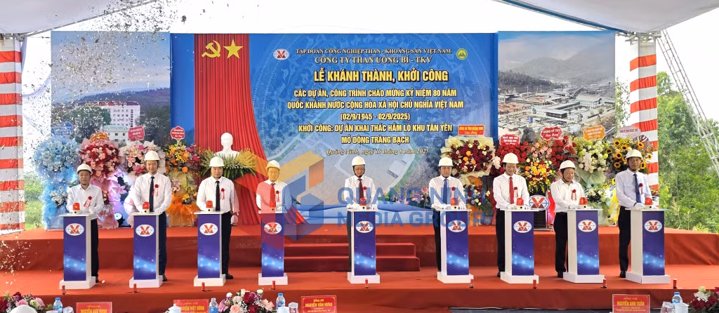 Các đại biểu bấm nút khởi công Dự án Khai thác hầm lò khu Tân Yên - mỏ Đông Tràng Bạch (8-2025). Ảnh: Hồng Việt