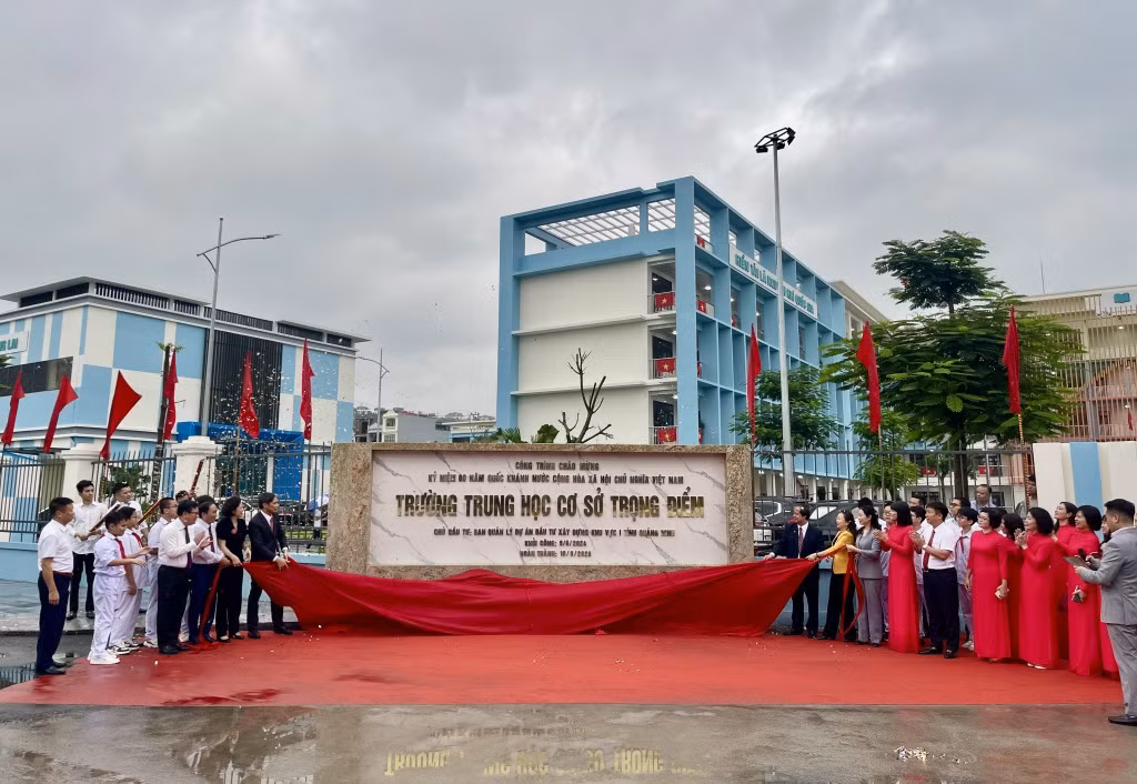 Các đại biểu cắt băng khánh thành và gắn biển dự án.