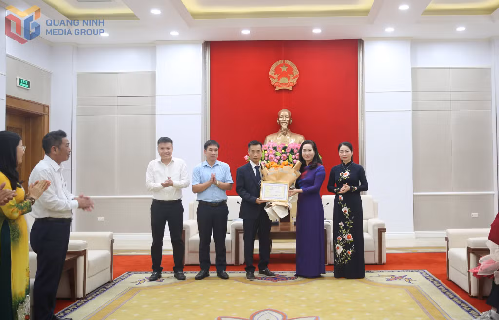 Đồng chí Nguyễn Thị Hạnh, Phó Chủ tịch UBND tỉnh khen thưởng thầy giáo Hà Đại Tôn, giáo viên phụ trách đội tuyển học sinh giỏi môn Tin học năm 2025 Trường THPT Chuyên Hạ Long.