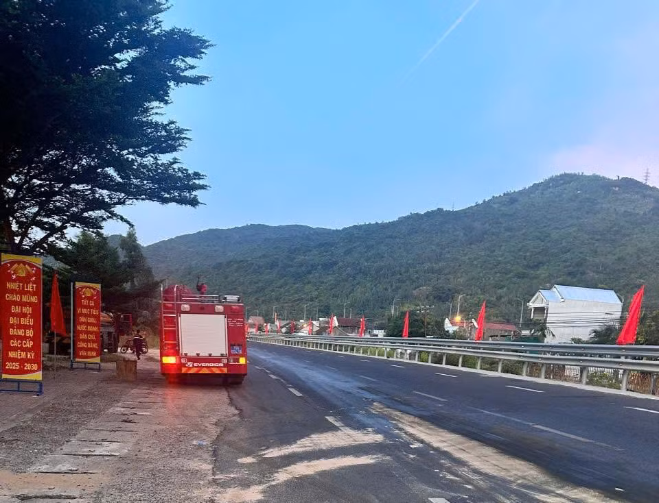 Lực lượng CSGT tỉnh Khánh Hòa phối hợp xử lý sự cố xe bồn chở dầu lưu thông trên Quốc lộ 1 hướng Nam – Bắc bị rò rỉ. Ảnh: CSGT tỉnh Khánh Hòa