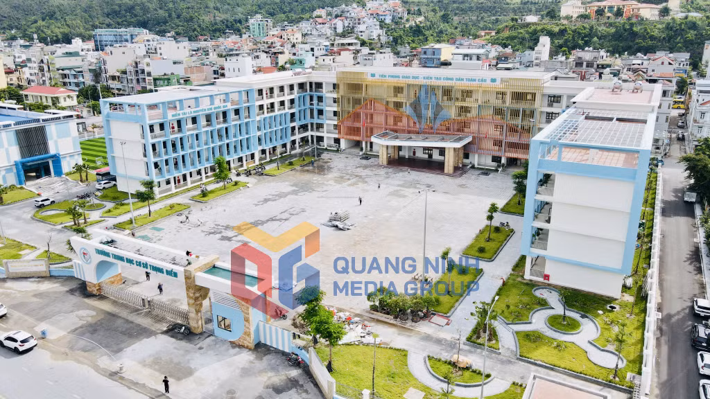 Trường THCS Trọng Điểm có quy mô 45 lớp học, đáp ứng nhu cầu cho khoảng 2.000 học sinh (8-2025). Ảnh: Hoàng Nga