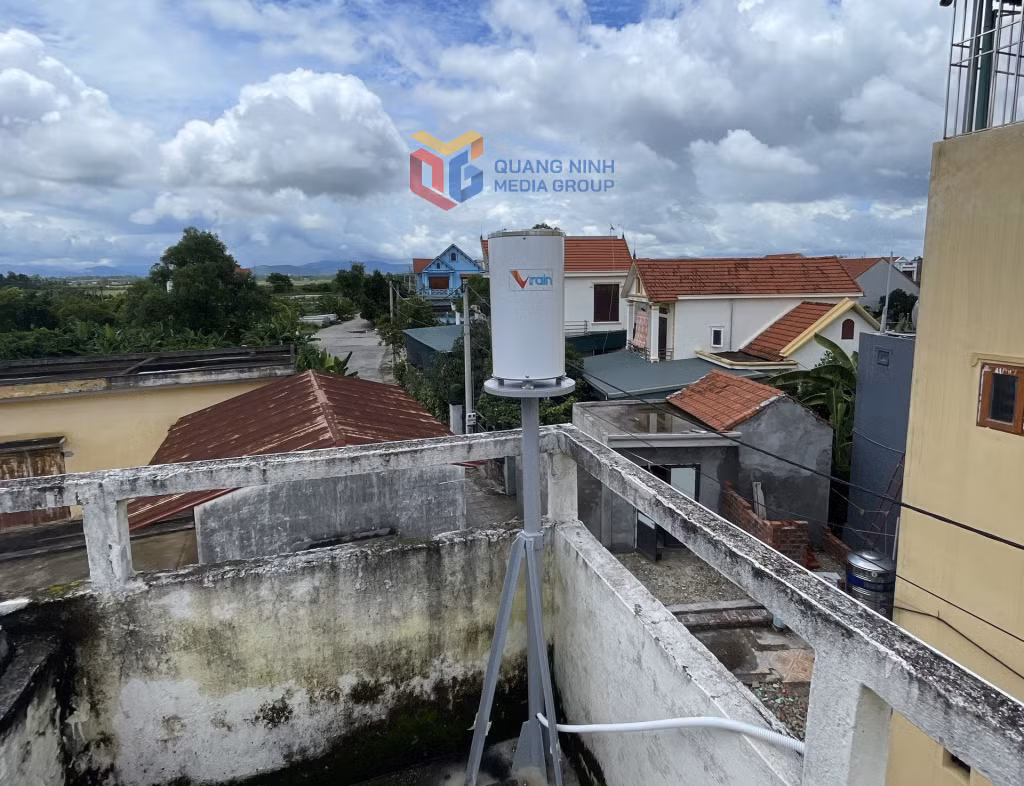 Thiết bị đo mưa tự động được Chi cục Thuỷ lợi, Sở NN&amp;MT lắp đặt tại phường Quảng Yên.