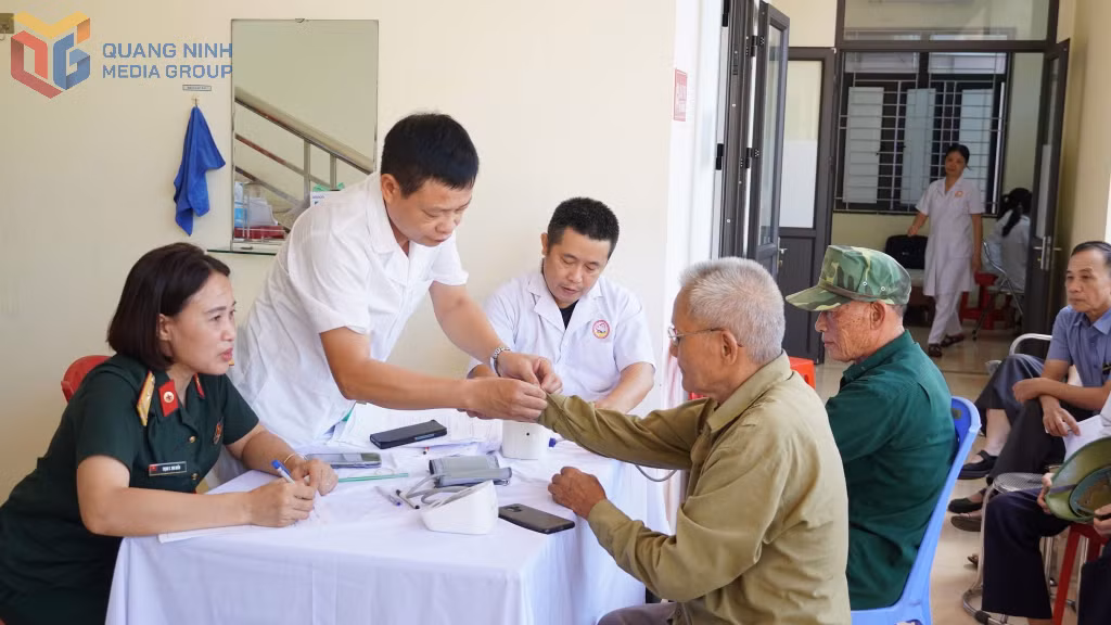 Phòng Văn hóa - Xã hội phường đã chủ trì, phối hợp với Trạm Y tế và đội ngũ bác sĩ quân y tổ chức chương trình khám bệnh, tư vấn sức khỏe và cấp phát thuốc miễn phí cho các đối tượng người có công đang cư trú trên địa bàn.