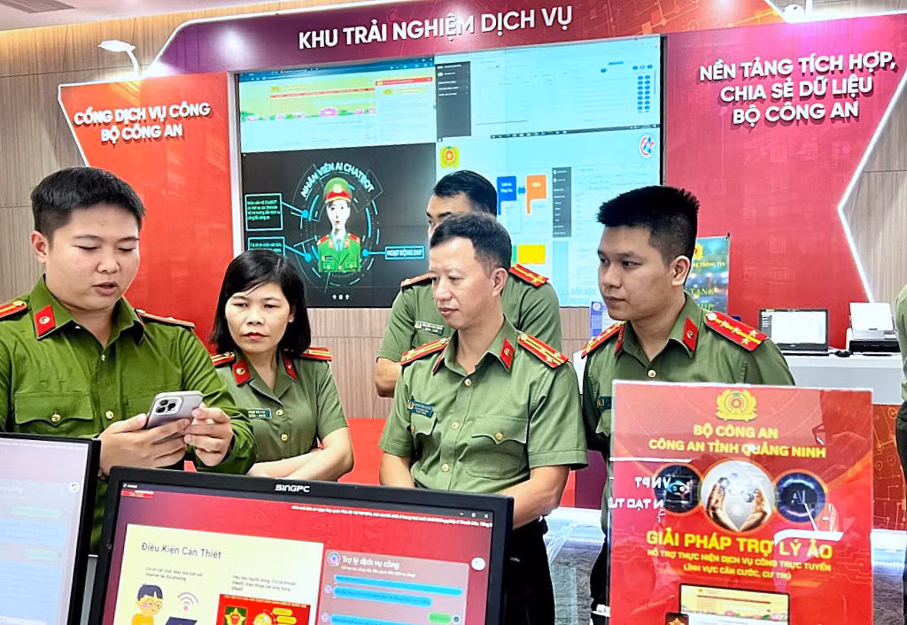 Công an tỉnh tổ chức giới thiệu “Trợ lý ảo hỗ trợ thực hiện dịch vụ công trực tuyến trong lĩnh vực căn cước, cư trú” trong khuôn khổ các hoạt động tại Hội nghị trực tuyến toàn quốc chuyển đổi số lần thứ 3.