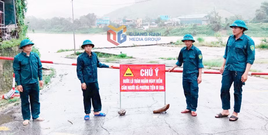 Lực lượng dân quân tự vệ xã Ba Chẽ dựng barie, gác chắn 24/24h tại các ngầm tràn để đảm bảo an toàn do ảnh hưởng bão số 3 (Wipha) gây mưa lớn kéo dài tháng 7/2025.