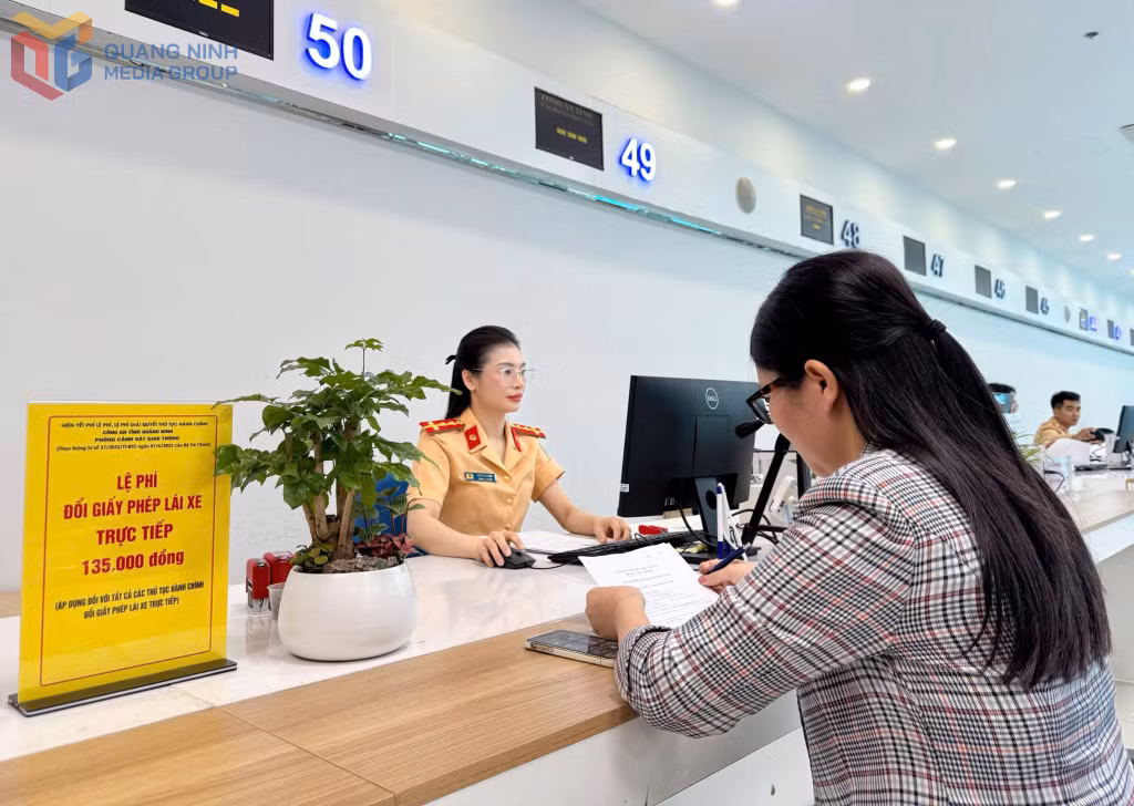 Phòng CSGT (Công an tỉnh), Công an các xã, phường, đặc khu sẽ phân công cán bộ, hướng dẫn, hỗ trợ công dân nộp hồ sơ cấp, đổi GPLX trực tuyến.