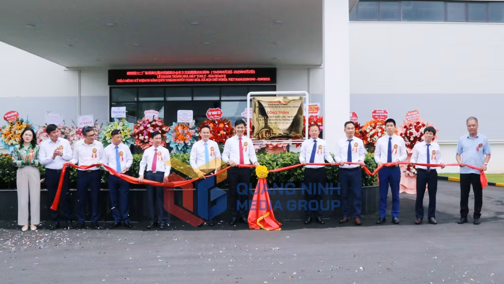 Các đại biểu thực hiện nghi thức gắn biển công trình kỷ niệm 80 năm Quốc khánh nước CHXHCN Việt Nam đối với công trình Nhà máy sản xuất loa, tai nghe và thiết bị điện tử thông minh (8-2025). Ảnh: Nguyễn Thanh