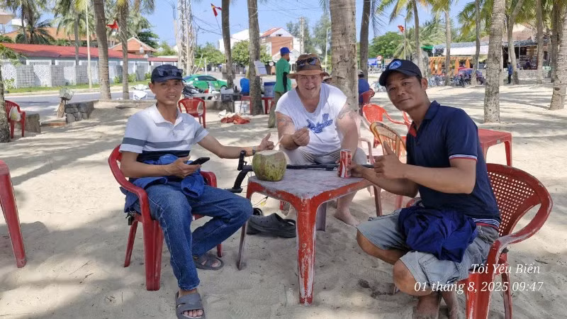 Anh Phan Thanh Trinh và bạn trao lại chiếc nhẫn cho du khách. (Ảnh: THANH TRINH)
