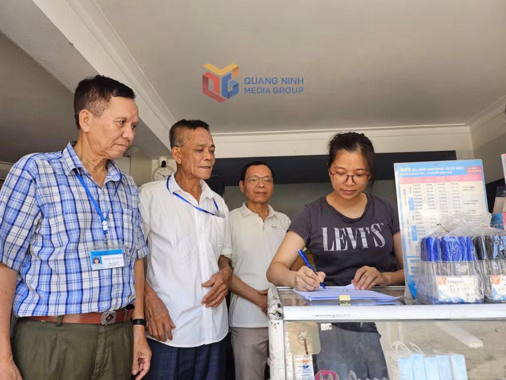 Cán bộ khu phố Bạch Đằng 4 (phường Hồng Gai) tuyên truyền, lấy ý kiến người dân về đổi tên khu phố.