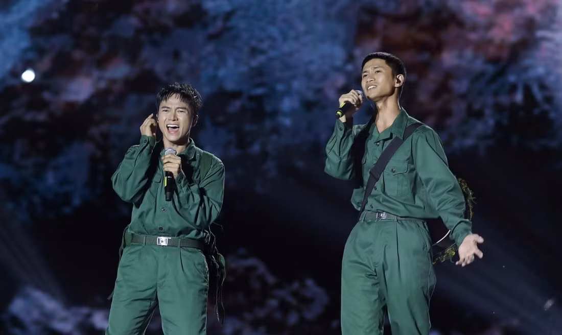 Nguyễn Hùng (phải) và Bùi Công Nam hát "Còn gì đẹp hơn" tại concert Sao nhập ngũ vừa qua - Ảnh: BTC