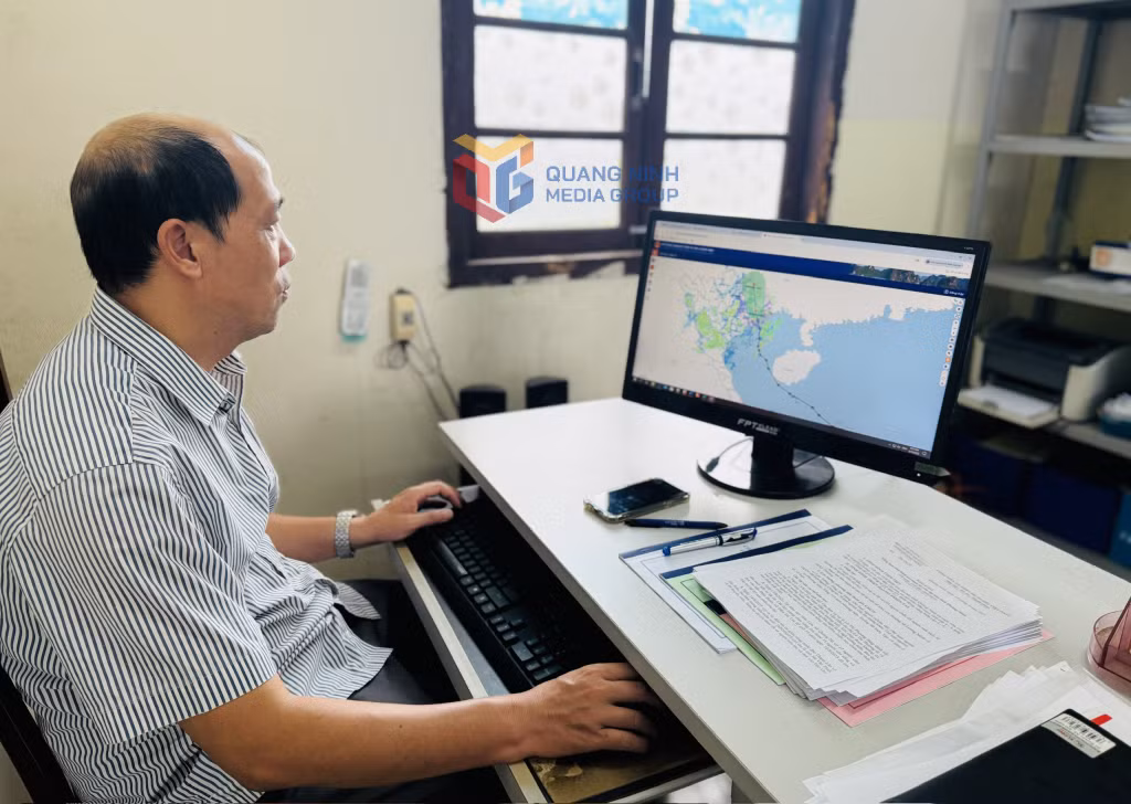 Cán bộ Chi cục Thuỷ lợi, Sở NN&amp;MT theo dõi dữ liệu qua Hệ thống cảnh báo thiên tai của tỉnh.