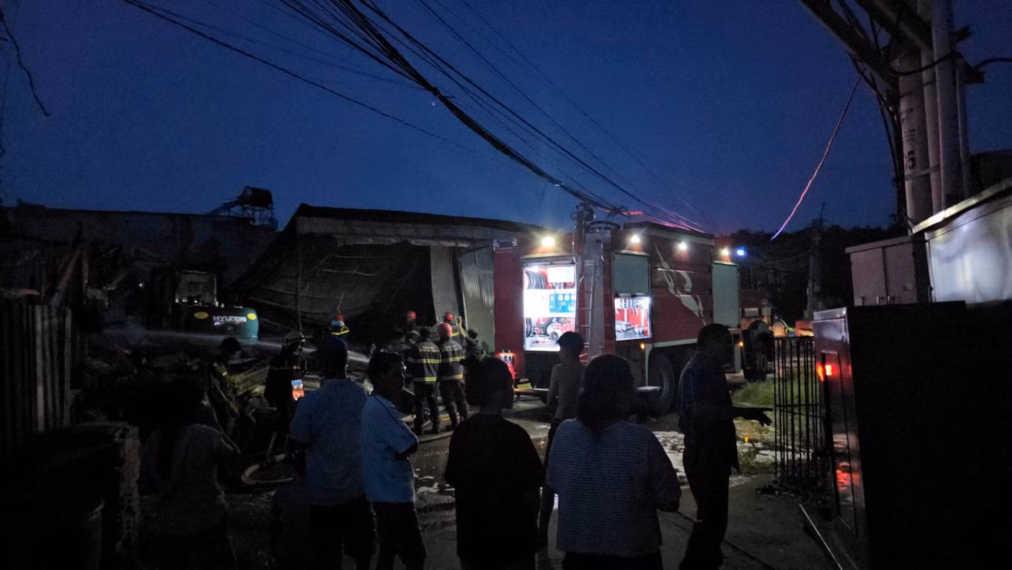 Đến gần 19h cùng ngày, lực lượng chức năng vẫn đang xử lý hiện trường vụ cháy nhà. Ảnh: Đình Trọng