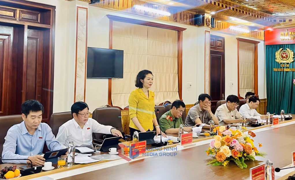 Đồng chí Mai Thị Phương Hoa, Phó Chủ nhiệm Ủy ban Pháp luật và Tư pháp của Quốc hội, phát biểu tại buổi làm việc tại Trại giam Quảng Ninh.