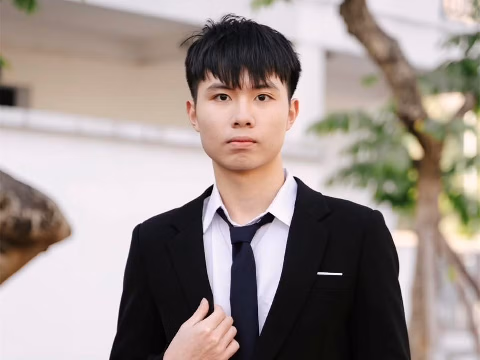Từ Giải Nhì HSG Quốc gia Tin học, Huy chương Đồng Olympic Tin học Châu Á – Thái Bình Dương, đến Huy chương Đồng Olympic Tin học Quốc tế, em Ninh Quang Thắng đã tiếp tục khẳng định sự nỗ lực không ngừng.
