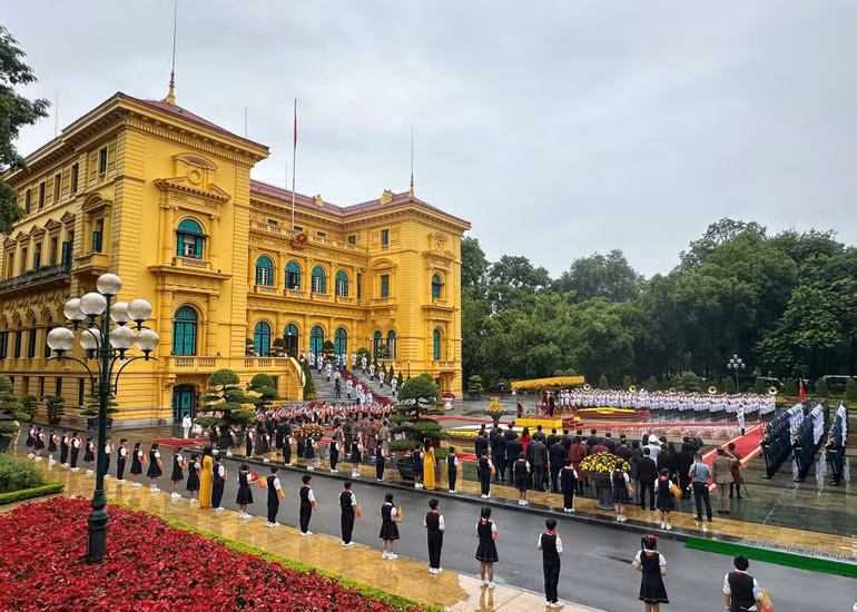 Toàn cảnh lễ đón. (Ảnh: THỦY NGUYÊN)