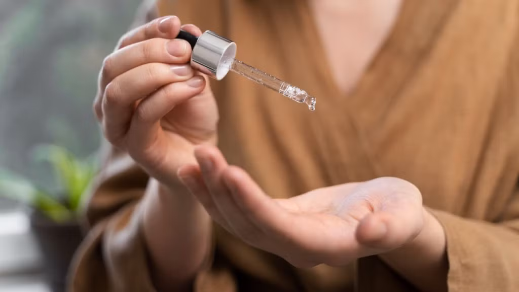 Sử dụng serum có kết cấu mỏng nhẹ để nhanh thẩm thấu