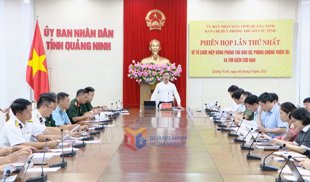  Đồng chí Phạm Đức Ấn, Phó Bí thư Tỉnh ủy, Chủ tịch UBND tỉnh, Trưởng Ban Chỉ huy Phòng thủ dân sự tỉnh phát biểu chỉ đạo tại phiên họp. 
