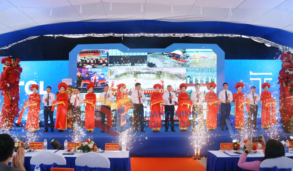 Các đại biểu cắt băng khánh thành công trình Nhà máy sản xuất loa, tai nghe và thiết bị điện tử thông minh tại KCN Đông Mai (8-2025). Ảnh: Nguyễn Thanh