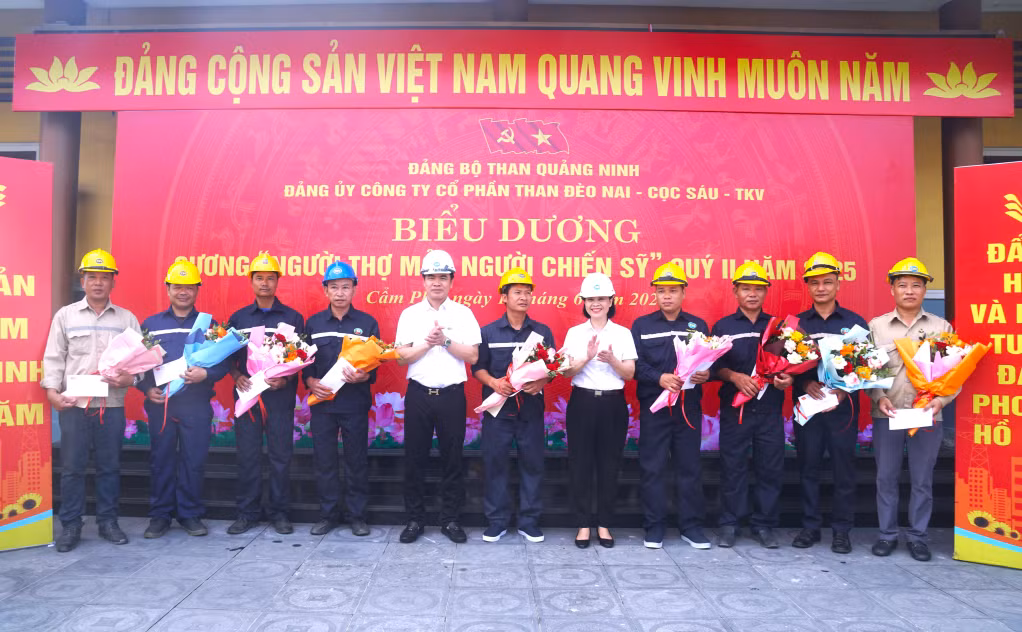 Với những cống hiến hết mình, đảng viên Hoàng Tiến Phong (thứ 2 từ trái sang) được Đảng ủy Công ty khen thưởng "Người thợ mỏ - Người chiến sĩ" quý II/2025.