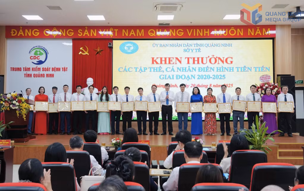 Sở Y tế tặng giấy khen cho 15 tập thể, 96 cá nhân có thành tích xuất sắc trong phong trào thi đua yêu nước giai đoạn 2020-2025.