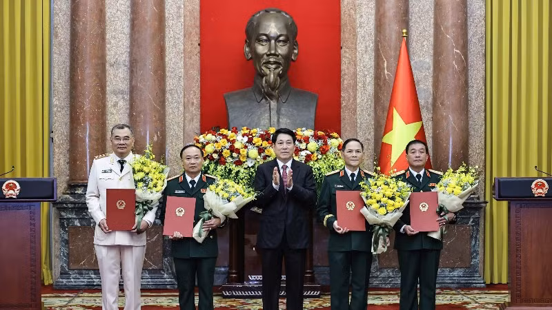 Chủ tịch nước Lương Cường trao quyết định thăng quân hàm, cấp bậc hàm cho sĩ quan cấp cao Quân đội và Công an.