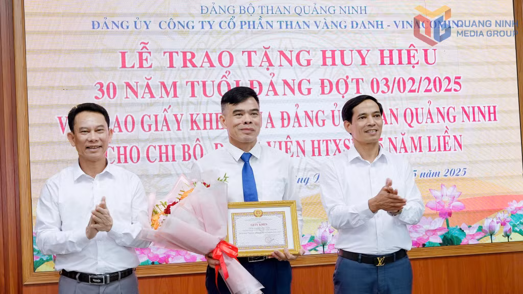 Chi bộ 4 tốt K1 được nhận giấy khen của Đảng uỷ Than Quảng Ninh.